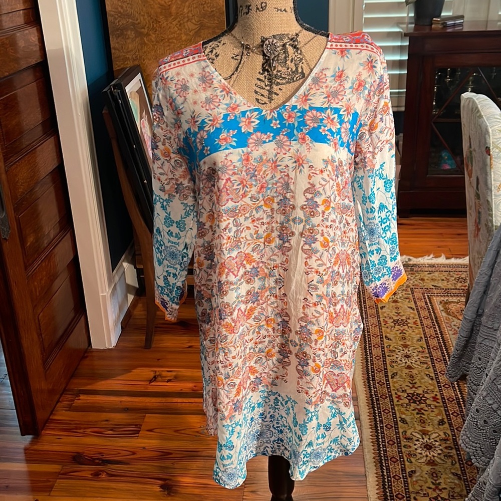 Johnny Was immaculate tunic with slits
